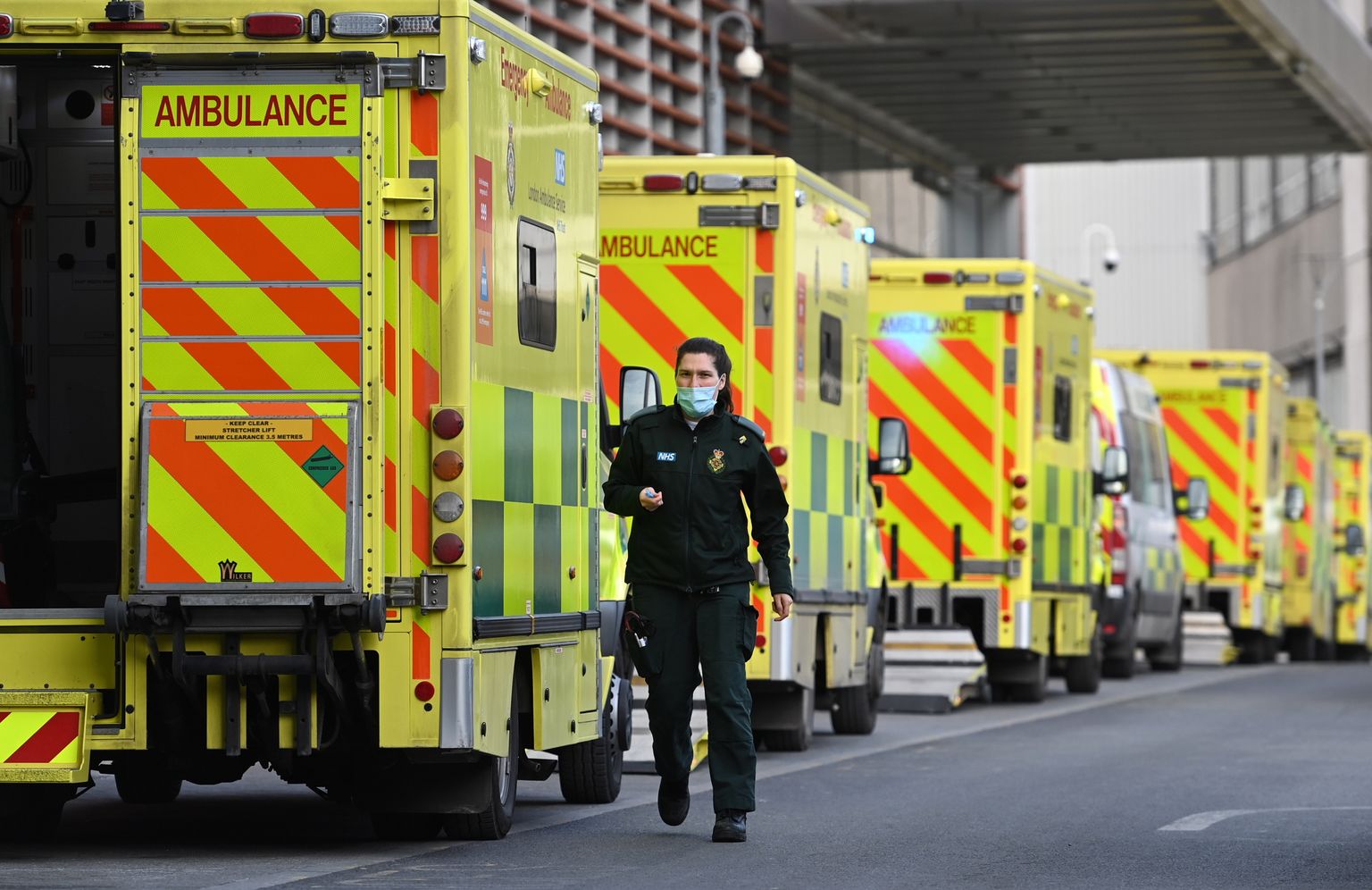 Viiruse tipphetkel Suurbritannias looklesid Londoni haiglate juures kiirabiautode järjekorrad.