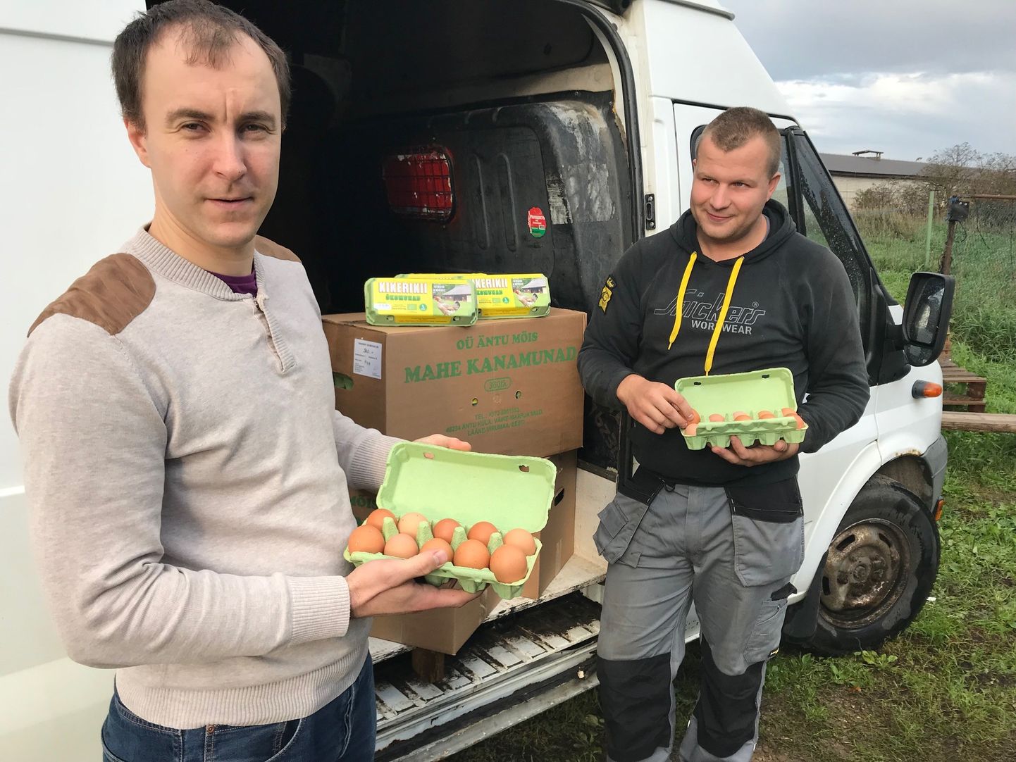 Omanik Lauri Bobrovski (vasakul) ja tegevjuht Rein Miller näitavad munakaste, mis saadetakse parasjagu Pandivere mailt Äntust Tallinnasse Biomarketisse.