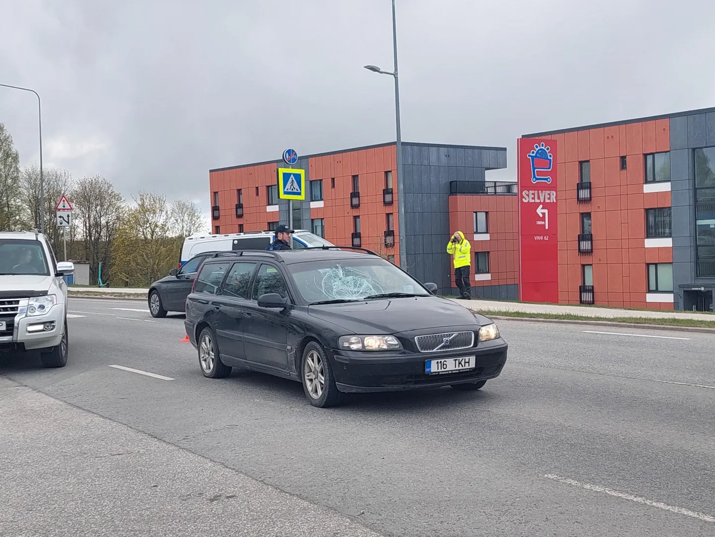 Esmase info kohaselt jäi ülekäiguraja juures sõiduauto Volvo ette lapsevankrit lükanud naine.