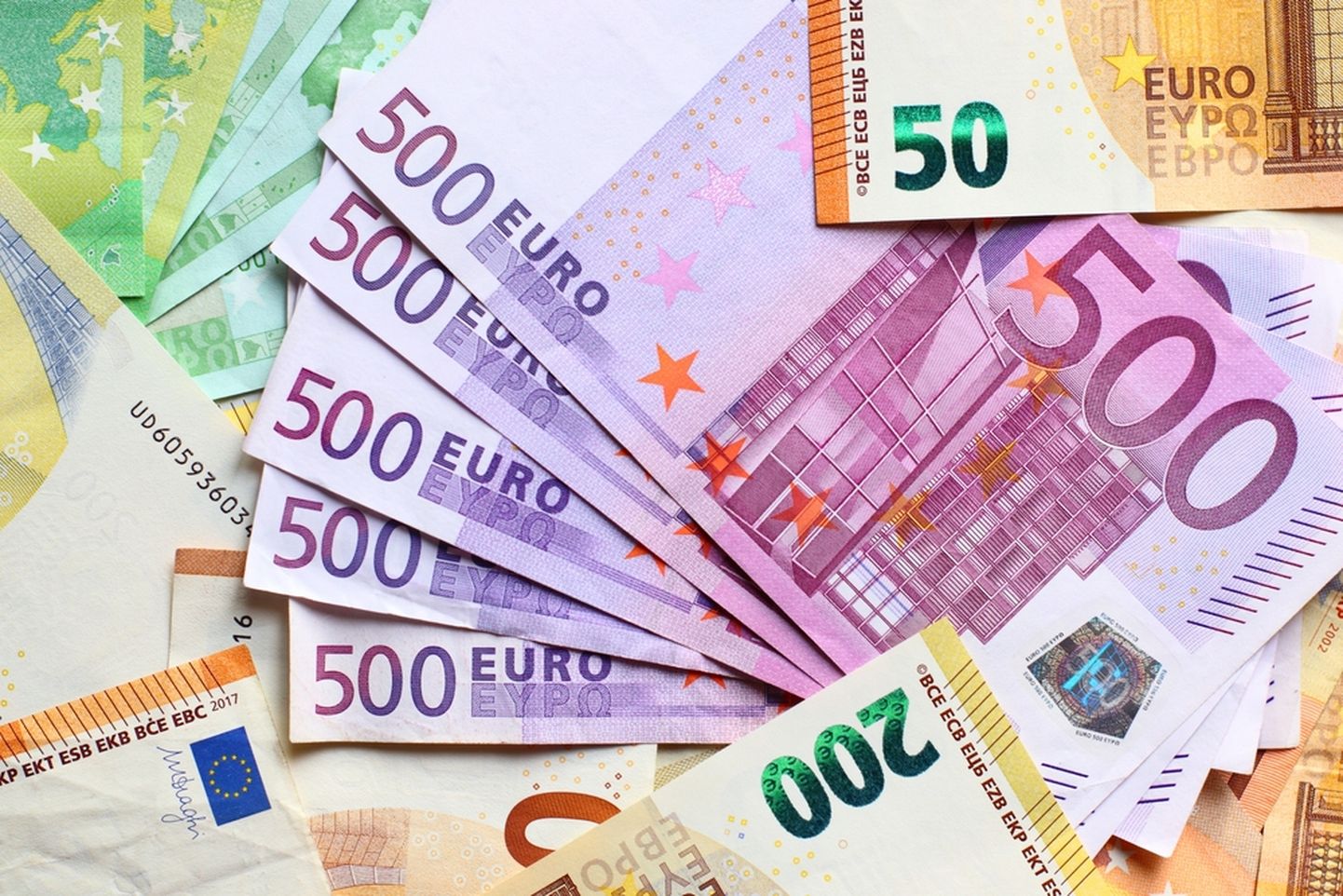Банкноты евро. Снимок иллюстративный.
