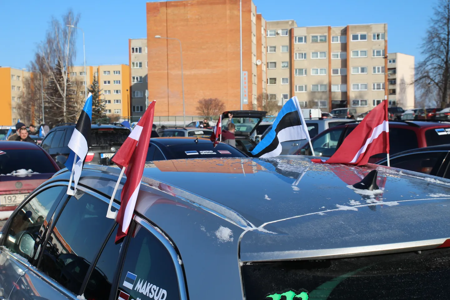 Paljud eestlased sõitsid Eesti Vabariigi juubeliks Lätti, et protesteerida riigi tänase aktsiisipoiitika vastu.