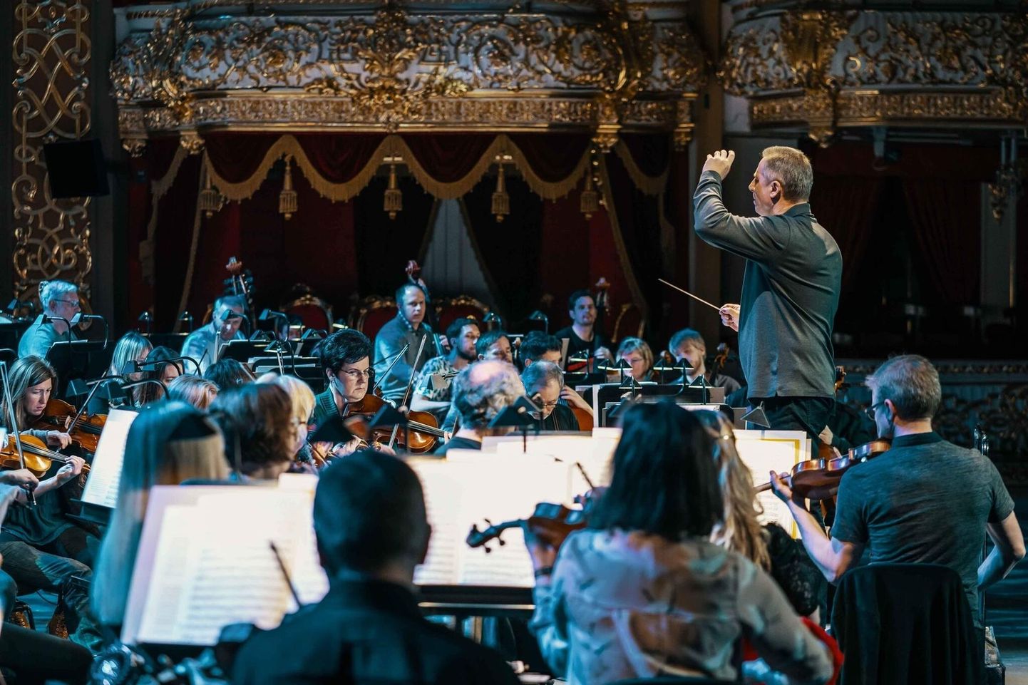 Dirigent Vello Pähn Rahvusooper Estonia orkestriga Moskva Suures Teatris.