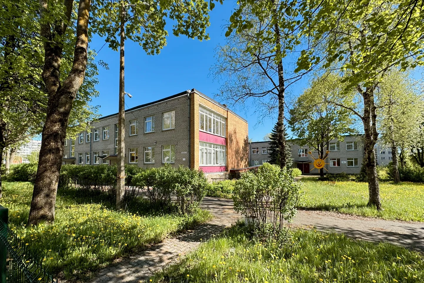 Enampakkumisele pandud Tarekese lasteaia hoone. 2011. aastal oli see lasteaed Narva linna kaunite kodude konkursi laureaat.
