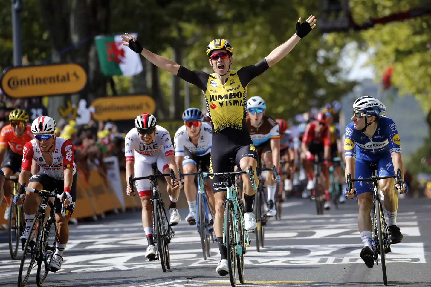 Wout van Aert tähistamas karjääri esimest Tour de France'i etapivõitu.