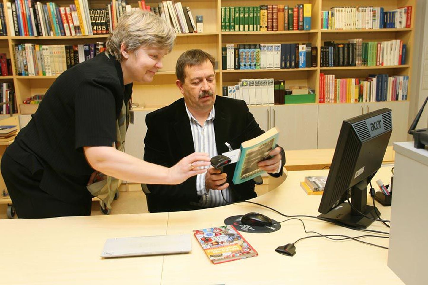 Viljandi linnapea Kalle Jents laenutas raamatukogus raamatuid.
