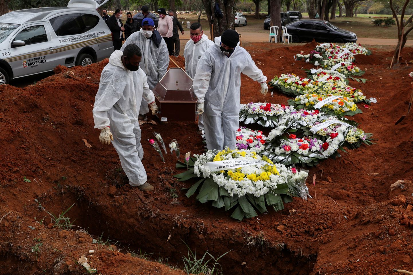 Kaitserõivastes hauakaevajad kandmas arvatavalt Covid-19 tagajärjel surnud brasiillase kirstu Vila Formosa kalmistul koroonapuhangu epitsentris Sao Paulos, Brasiilias, 16. juulil 2020.a.