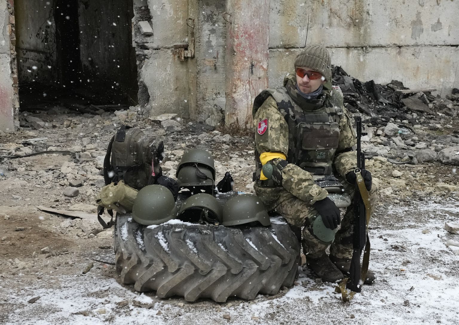 Белорусский доброволец отдыхает после военной подготовки на базе белорусской роты в Киеве, Украина.