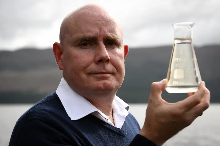 Professor Neil Gemmell Loch Nessist võetud prooviga.