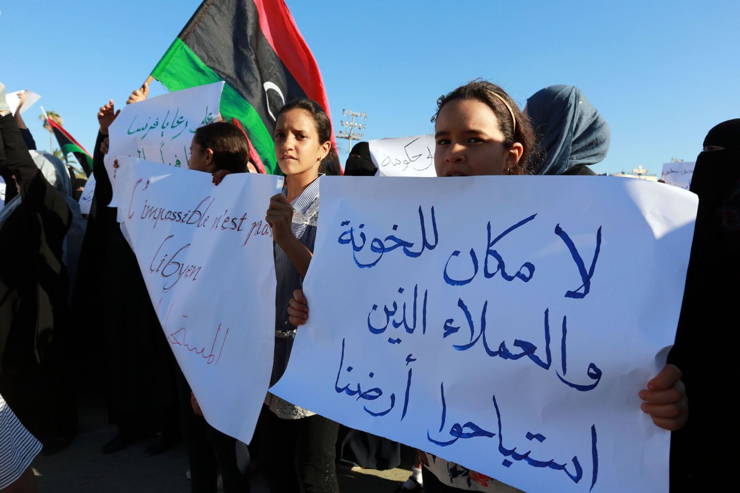 Tüdrukud demonstreerimas Prantsusmaa vägeda viibimise vastu Liibüas.