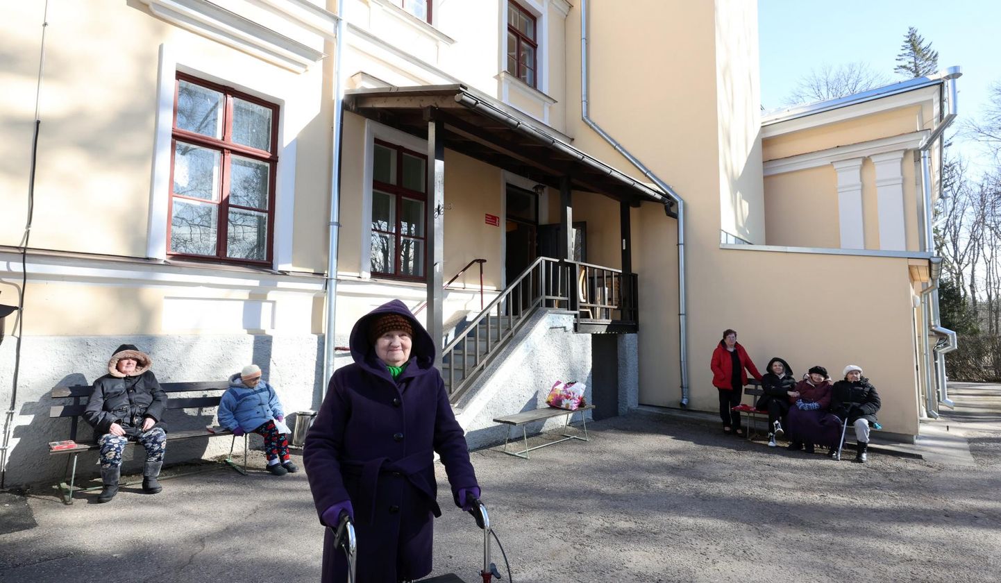 Uderna hooldekodu elanik Helju Tamm (esiplaanil) on mõisaeluga rahul, ta elab seal juba kolmandat aastat. Kas rahuloluks on põhjust ka tulevikus, näitab aeg.