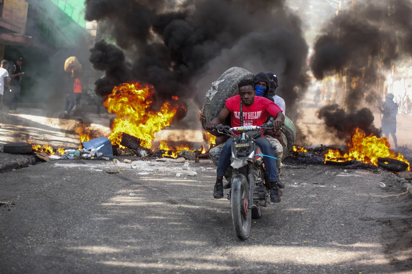 Olukord Haiti pealinna Port-au-Prince'i tänavatel. Tuhanded protestijad avaldasid aprilli alguses meelt jõuguvägivalla vastu.