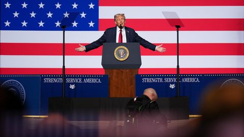 Tramps izsmej Putinu un nosauc Medvedevu par "muļķi"