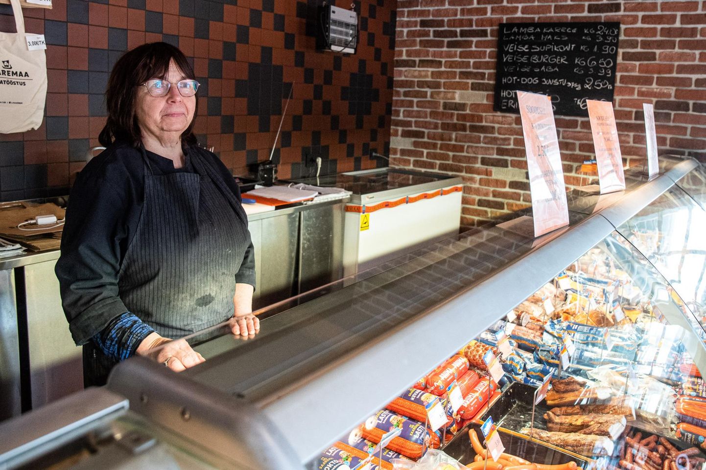 Saaremaa Lihatööstuse kioski müüja Mare hakkab lähiajal müüma ka Saaremaa piimatooteid, sest nendega kaubelnud ettevõtja jäi oma müügikohast ilma.