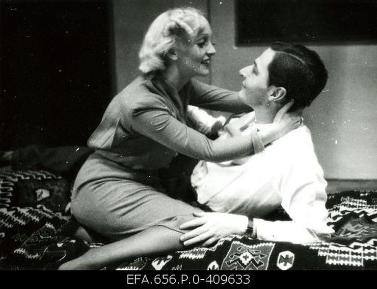 Signe Pinna näidendis «Manager», paremal näitleja Berliinist. 1937