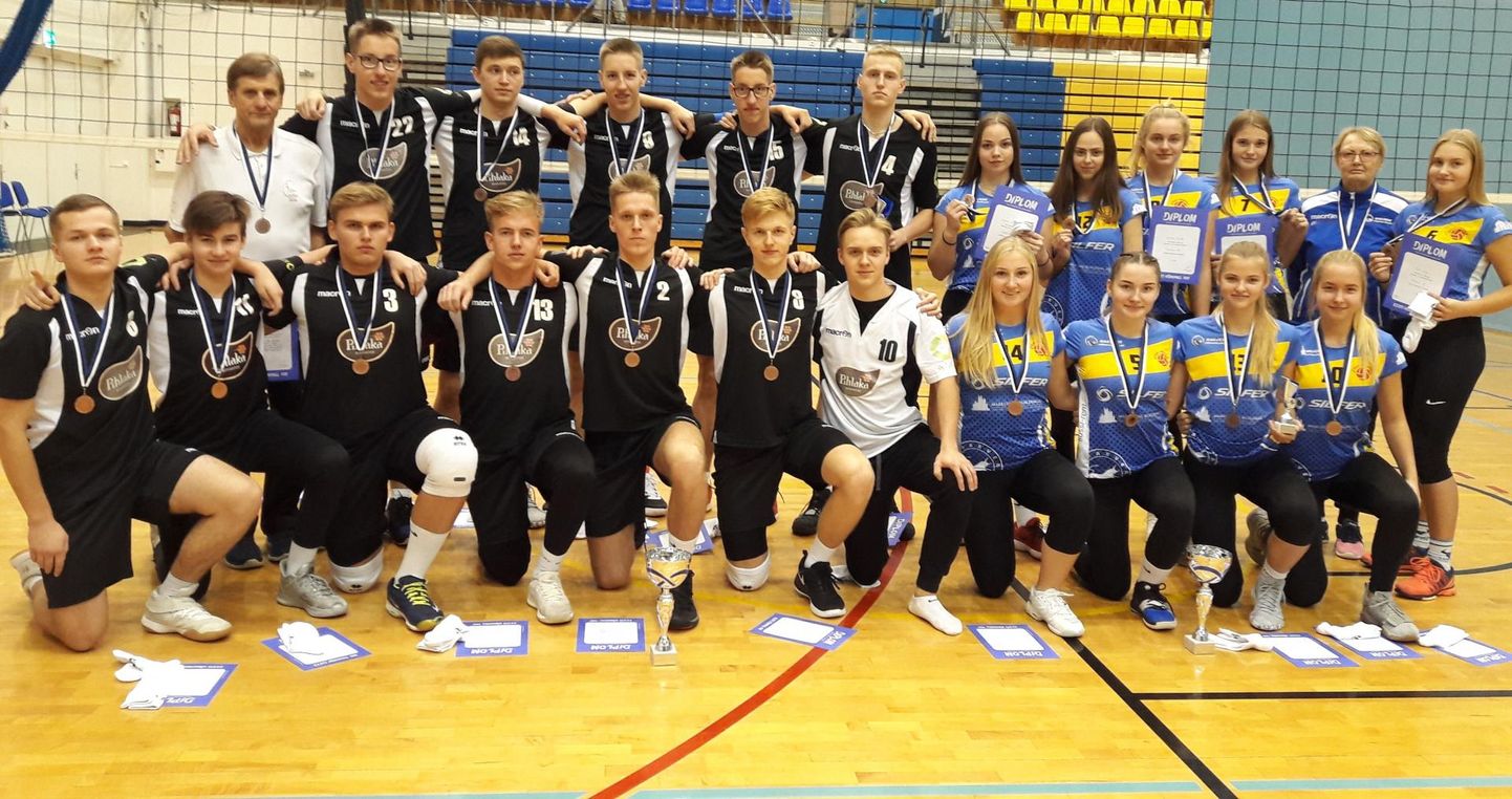 Pronksikarva medalitega Rakvere Spordikooli neiud ja noormehed koos oma juhendajate Ellen Arose ja Mati Merirannaga.