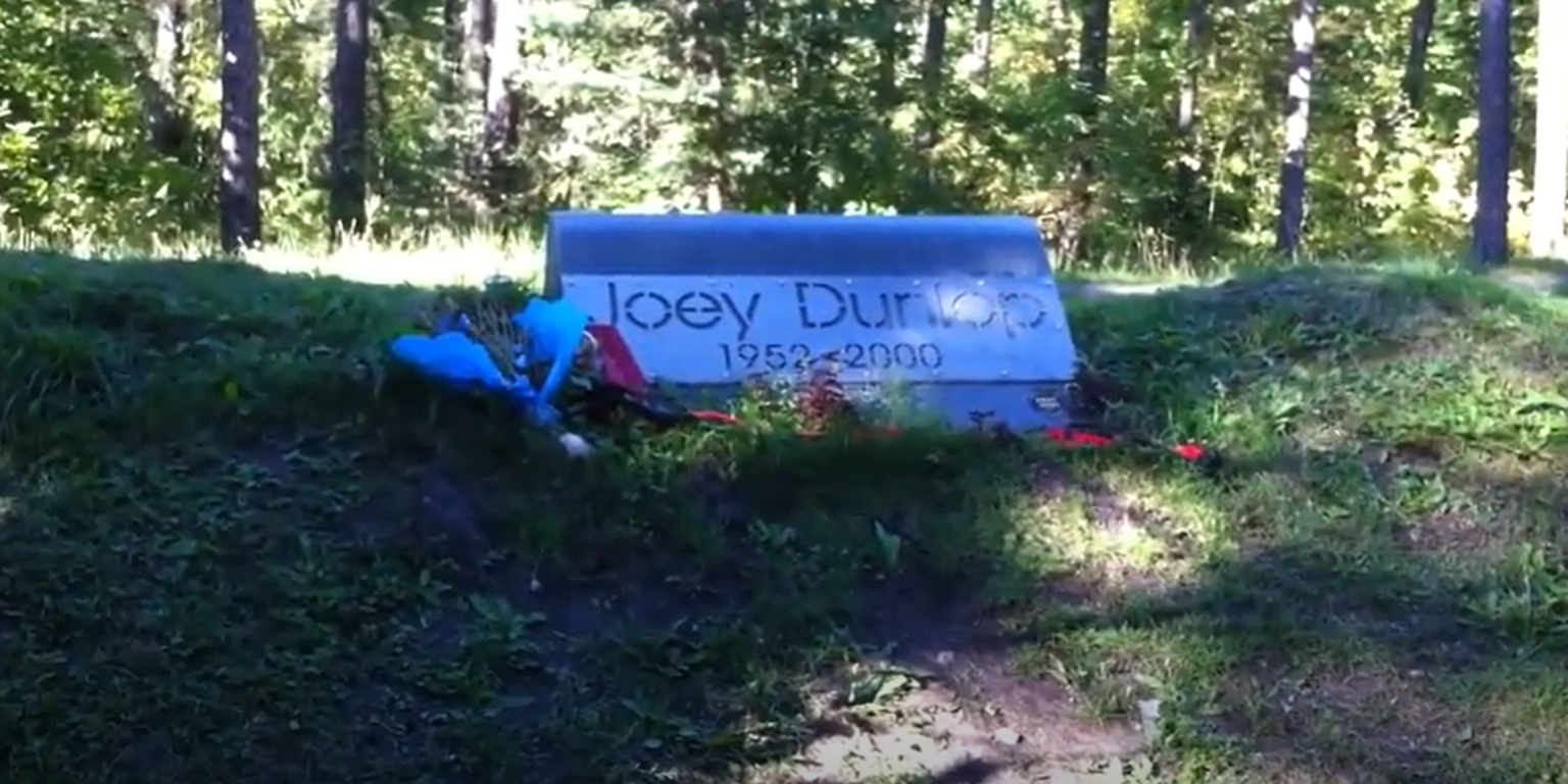 Põhja-Iiri päritolu ringrajasõitja Joey Dunlopi mälestustahvel Tallinnas Pirital Rummu tee ääres. Dunlop hukkus 2. juulil 2000. aastal Kalevi suursõidul
