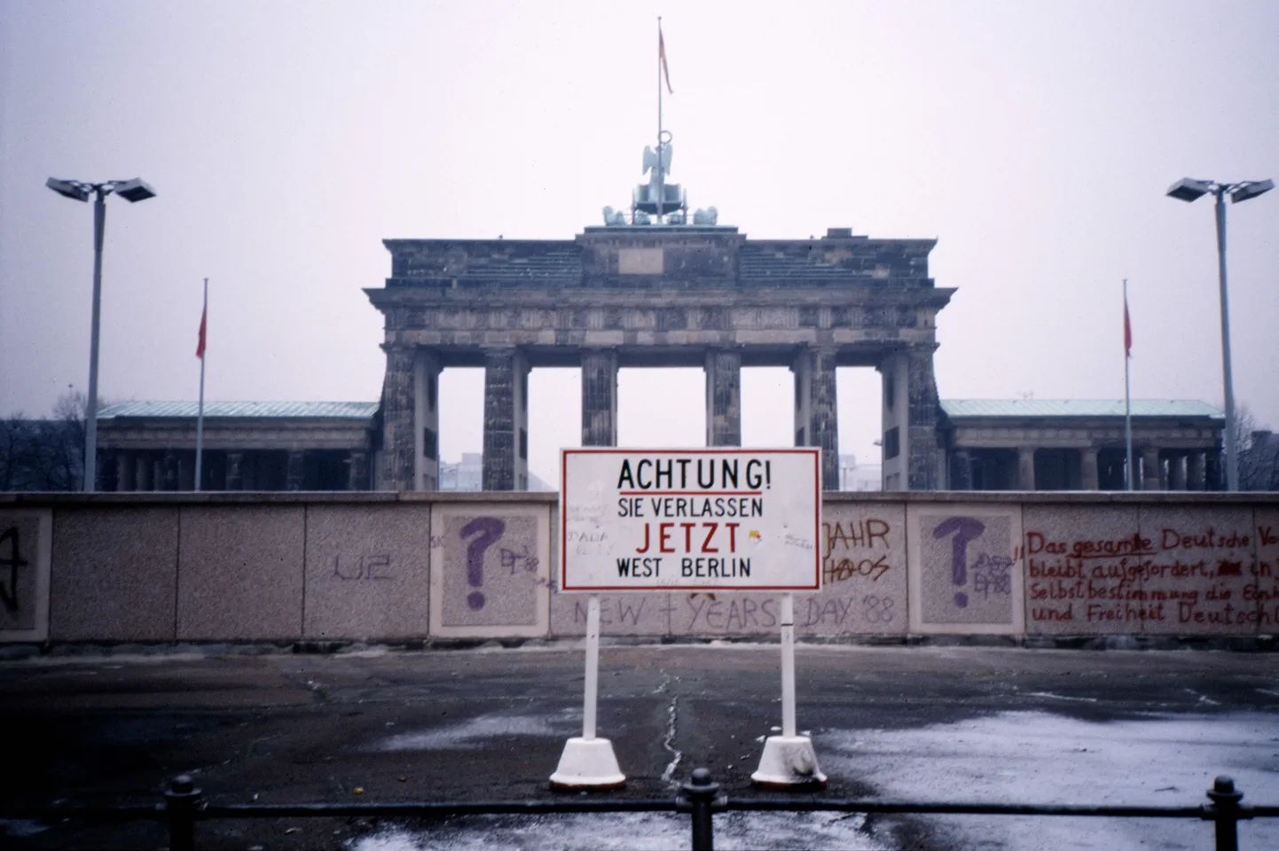 Silt, mis hoiatab Lääne-Berliinist lahkumise eest. Foto on tehtud aastal 1988.
