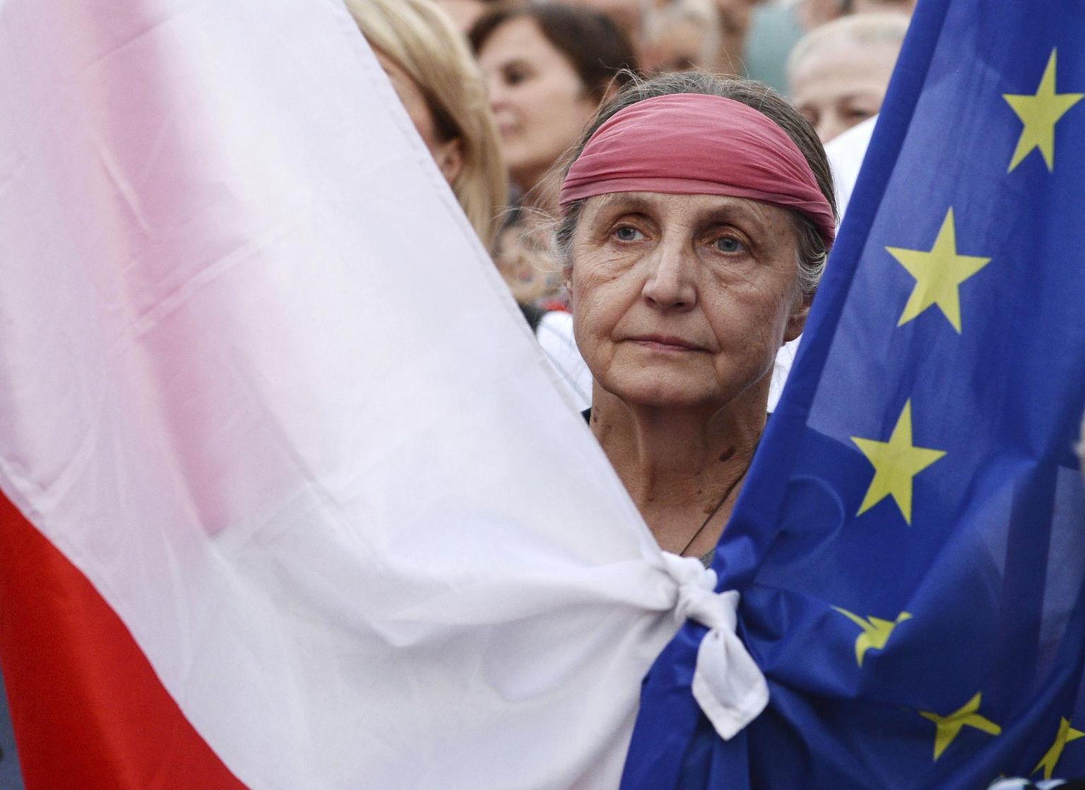 Poolat juhtiva euroskeptilise erakonna Õigus ja Õiglus (PiS) suhtes kriitiline meeleavaldaja varustas end mullu suvel Varssavis ülemkohtu hoone ees protestimiseks Poola ja Euroopa Liidu kokkusõlmitud lipuga.