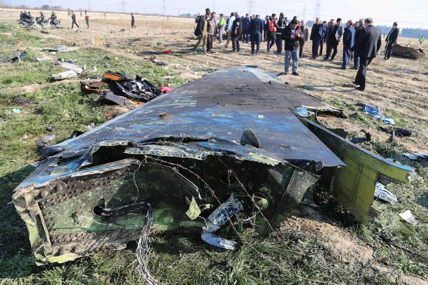 USA ametnike arvates põhjustas Kiievisse teel olnud lennuki allakukkumise Teherani lähistel Iraani sõjaväe lendu lastud Nõukogude Liidu päritolu rakett. Pildil Iraani ametnikud uurimas Ukraine International Airlinesi lennuki Boeing 737-800 tiiva tükki. 