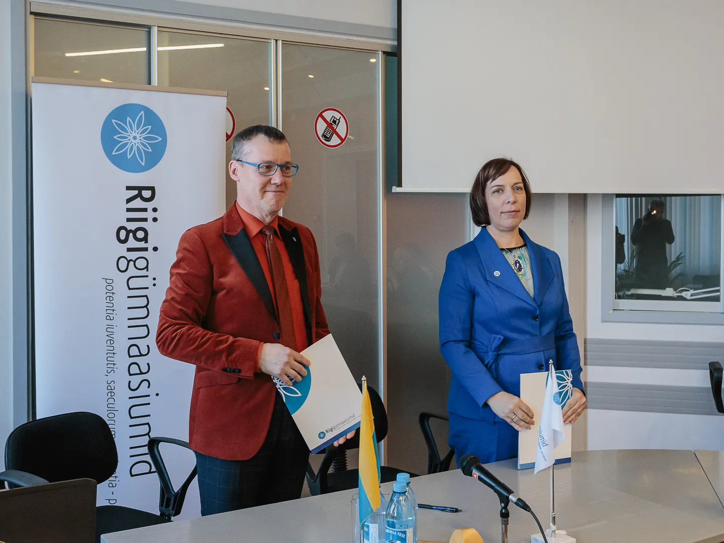Narva linn eesotsas praeguseks volikogu ebasoosingusse sattunud linnapea Tarmo Tammistega ning riik eesotsas haridus- ja teadusminister Mailis Repsiga allkirjastasid 2018. aasta 11. aprillil kokkuleppe rajada 2022. aasta septembriks Narva riigigümnaasium. Nüüdseks on Narva volikogu valmis selle koostöö uue pilguga üle vaatama.
