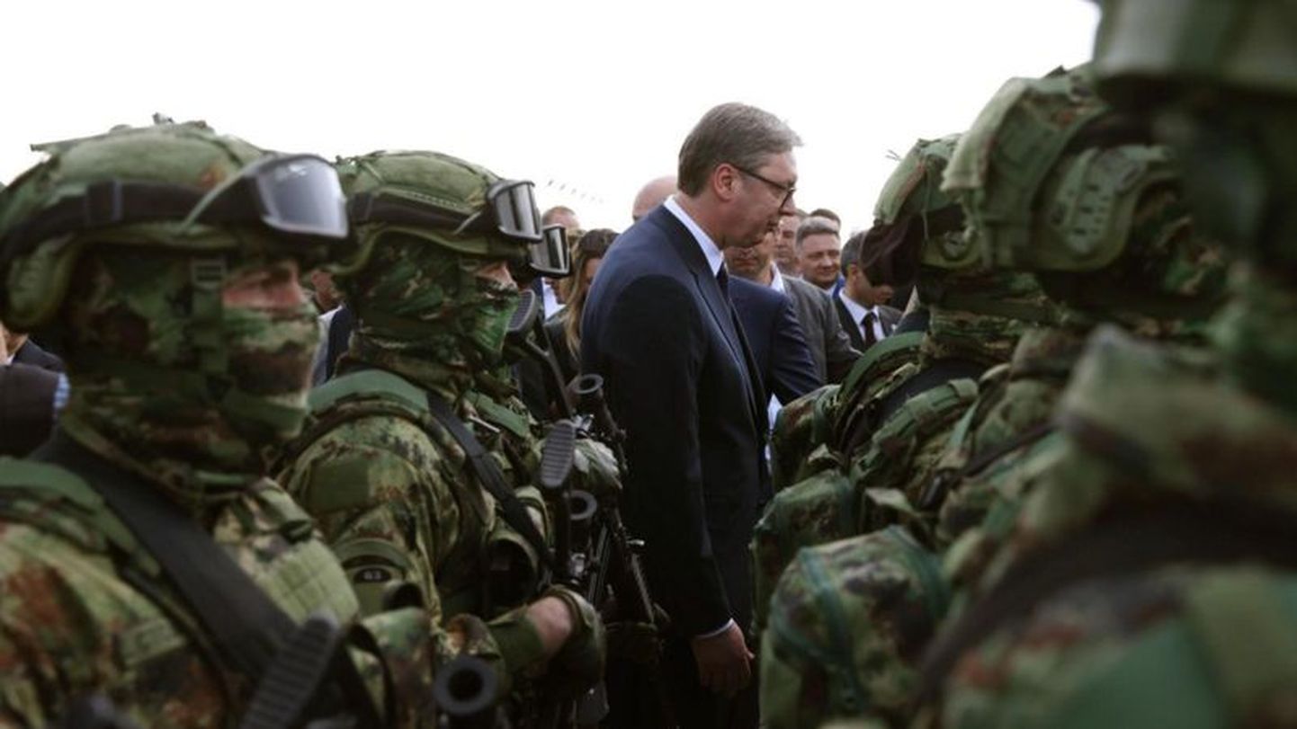 После появления сербских наемников в российской армии у лидеров ЕС могут появиться новые вопросы к президенту Сербии Александру Вучичу (в центре),