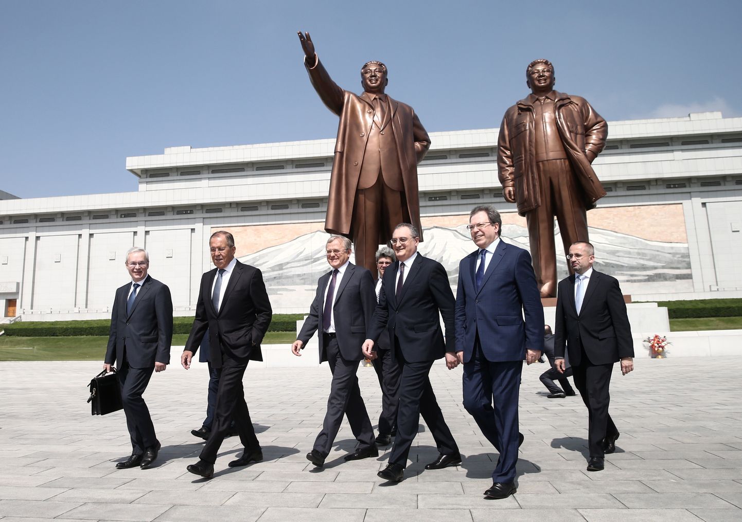Vene välisminister Sergei Lavrov (vasakult teine) saatjaskonnaga Põhja-Koreas.