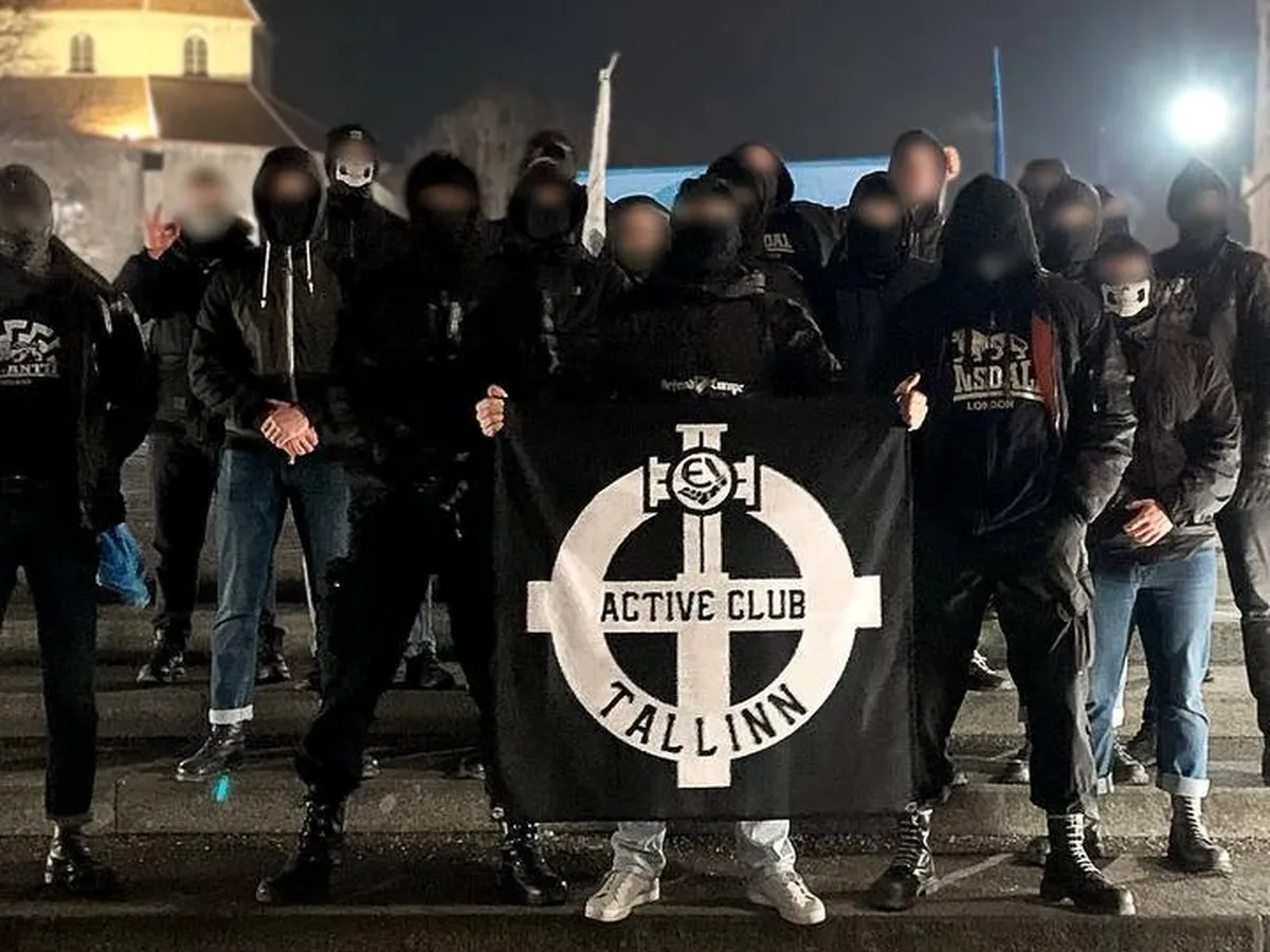 Активисты Active Club Estonia позируют на фото в центре Таллинна, февраль 2025 года.