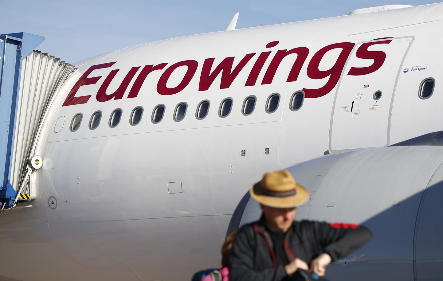 Puhkaja Eurowingsi lennuki taustal Kölni lennujaamas.