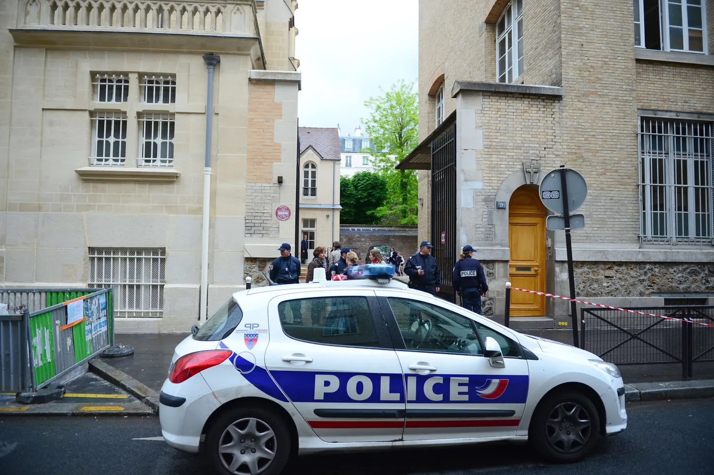 Politseiauto täna Pariisi eelkooli ees, kus mees end maha lasi.