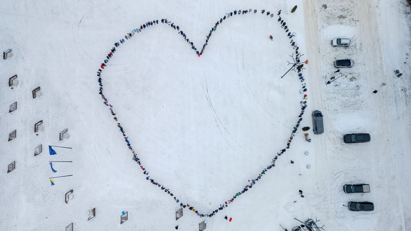 На этот раз жители Кохтла-Ярве собрались на центральной площади Ахтме, чтобы сформировать сердце.