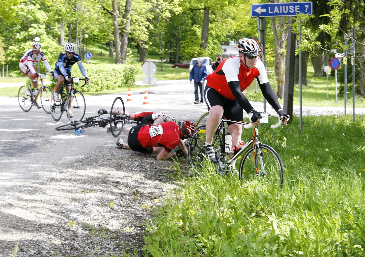 Selleks et vältida õnnetustesse sattumist, on kasulik enne võistlust kas või kaardilt selgeks teha, kus on rajal keerulisemad kohad. Fotol mulluse Tartu rattaralli ohtliku kurviga järsku laskumise lõpp Kuremaal, kus paljud kukkusid või sõitsid kraavi.