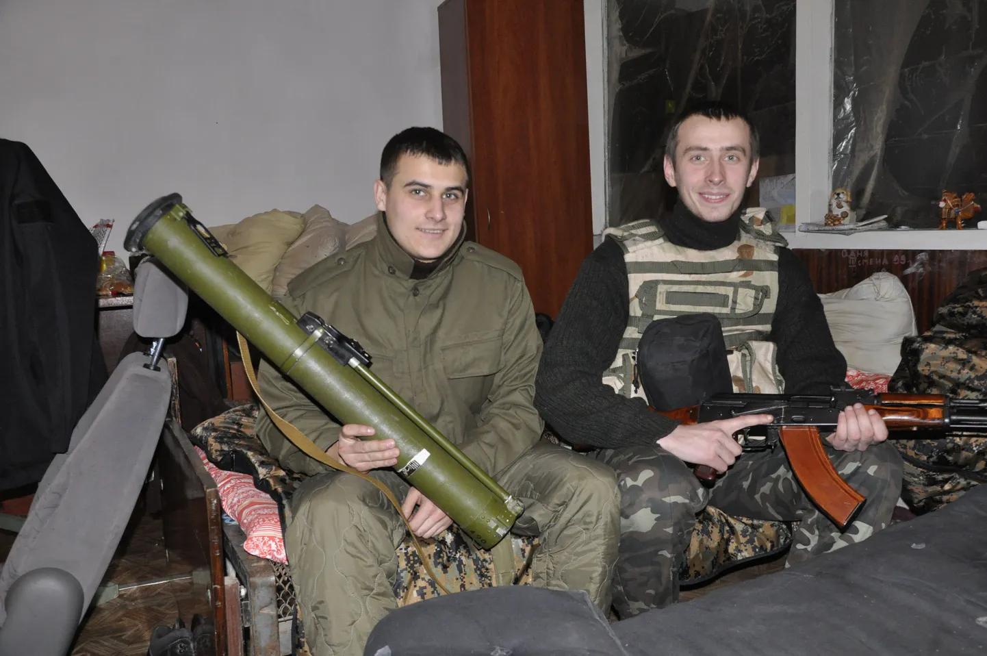 Роман Кулик (слева) - сейчас студент магистратуры Львовского университета- и продавец из Киева Ростислав Ковбуз во времена добровольной службы в 2015 году.
