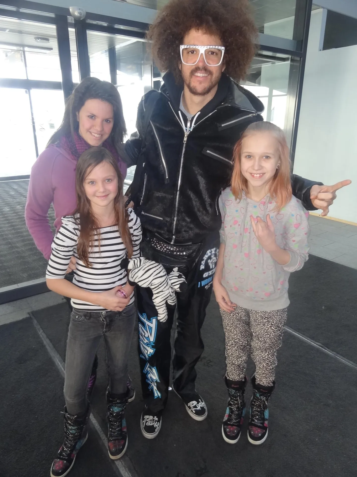 Noored fännid Liis, Emilia Ja Karoli saatsid oma suure lemmiku RedFoo kultusbändist LMFAO 18. veebruaril lennuki peale