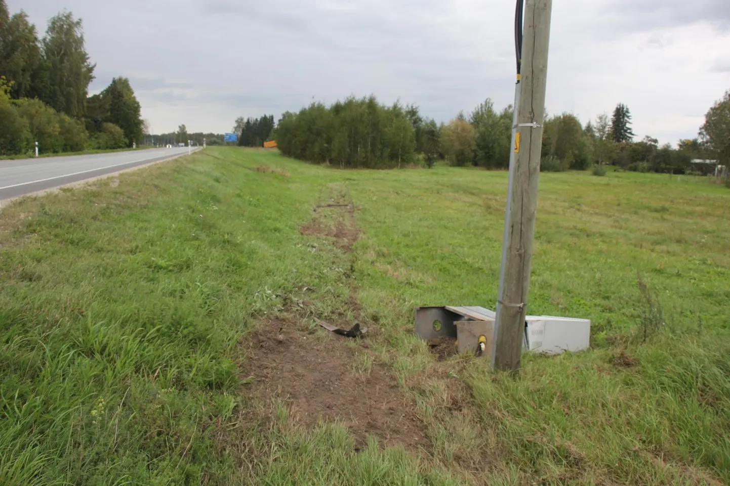 Õnnetusest jäi maha keredetaile, mis viitavad, et õnnetuse põhjustas sõiduauto Ford.