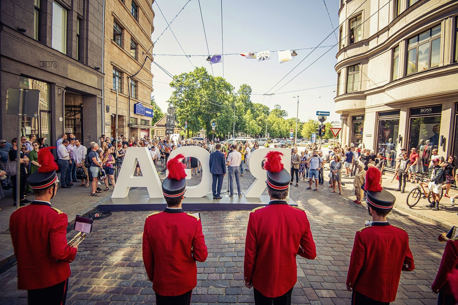 17. juulist muudeti Riias Tartu nime kandev tänav (Terbatas iela) üheks kuuks autovabaks, et täita ala kultuuriprogrammi ja kauplejatega.