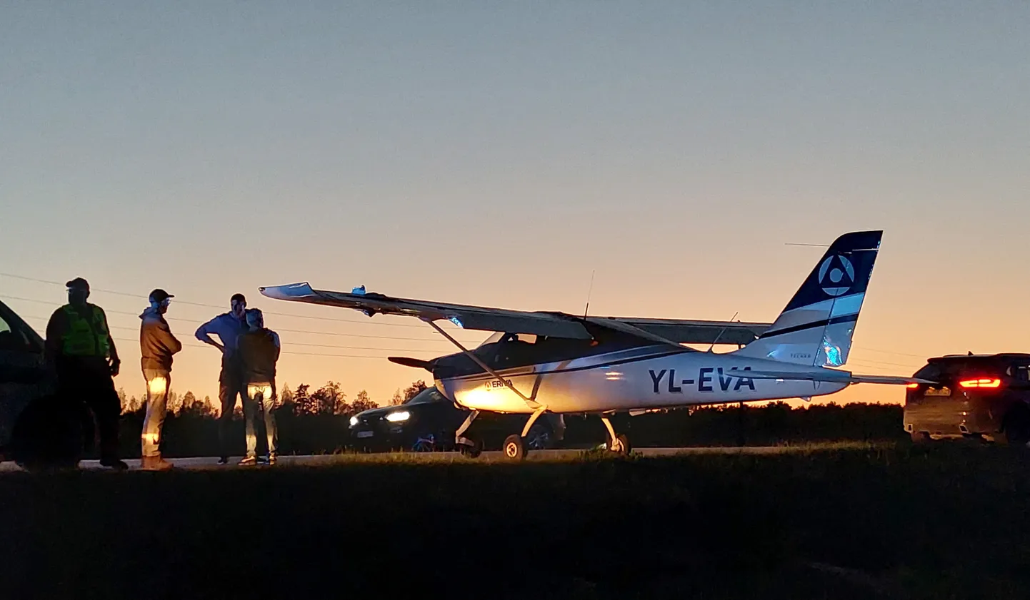 Самолет после экстренной посадки на шоссе в Адажи