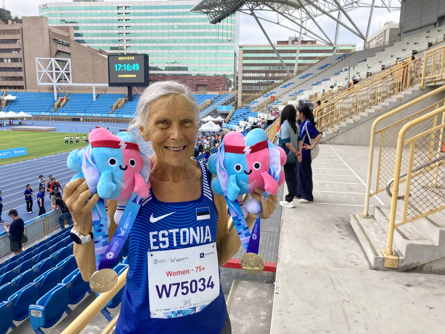 Helgi Kuusk Taipeis 1500m ja 400m jooksus välja teenitud kuldmedalitega.
