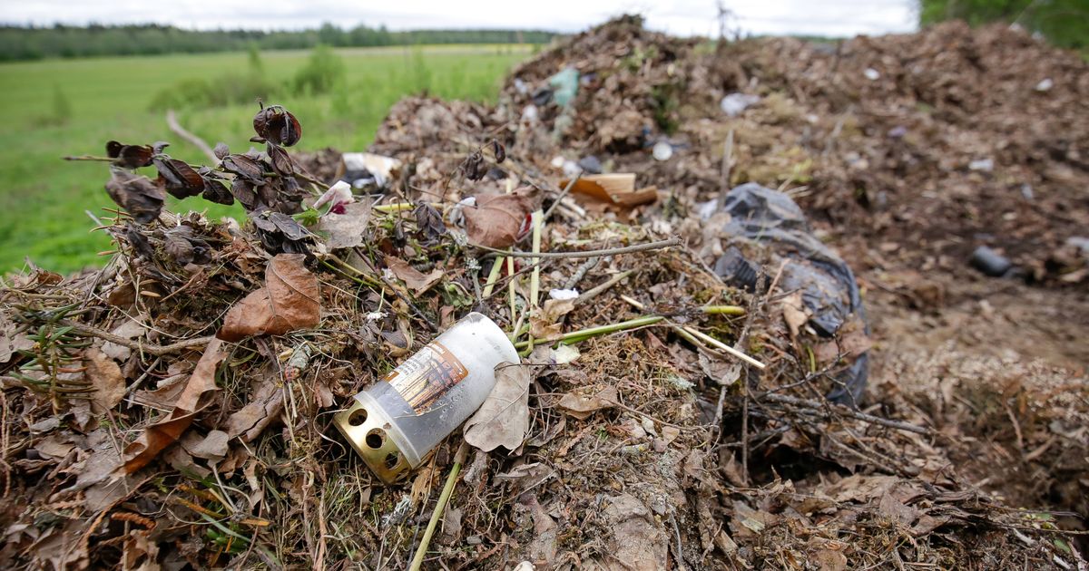 Nagu prügimägi: Sillaotsa kalmistul käijad loobivad kõik jäätmed läbisegi lehehunnikusse