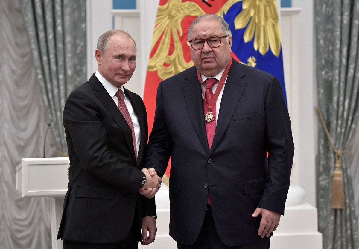 Krievijas prezidents Vladimirs Putins un viņa ilglaicīgais atbalstītājs, Krievijas miljardieris Ališers Usmanovs 2018. gada novembrī.