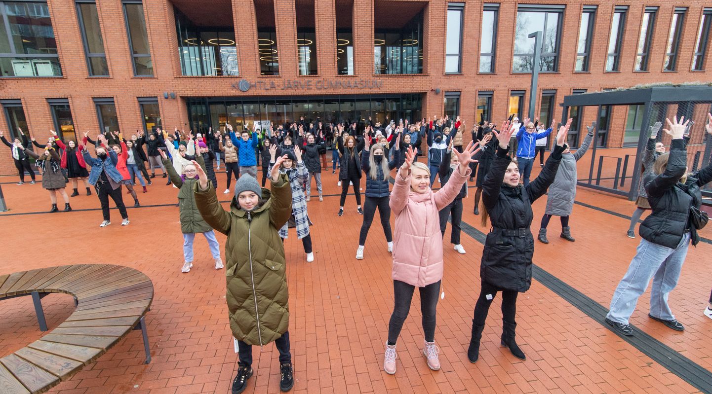 Kohtla-Järve gümnaasium tegutseb alates 2019. aasta sügisest. See pilt on tehtud tänavu novembris, kui koolipere osales üleriigilisel tantsuaktsioonil.
