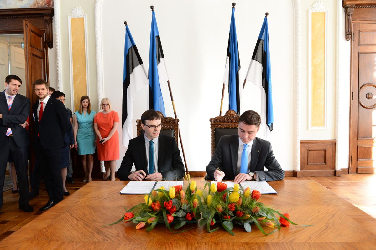 Reformierakondlasest peaministrikandidaat Taavi Rõivas ja Sotsiaaldemokraatliku Erakonna esimees Sven Mikser allkirjastasid Toompea lossi Valges saalis erakondade koalitsioonilepingu.