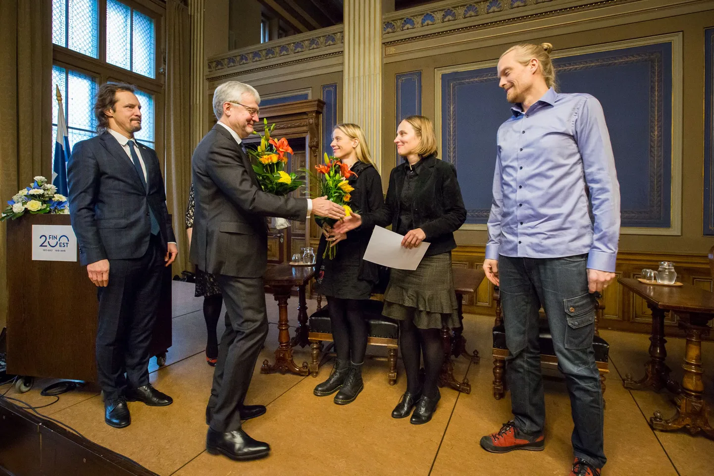 Eesti-Soome kultuurifondi esimese stipendiumi saajad on NO99 ja Jalostamo Kollektiivi. Fotol kultuuriminister Indrek Saar, kultuurifondi ase-esimees Gunnar Okk, Anna Lipponen Jalostamost, Juta Saarevet NO99st ja Petri Tuhkanen Jalostamost.