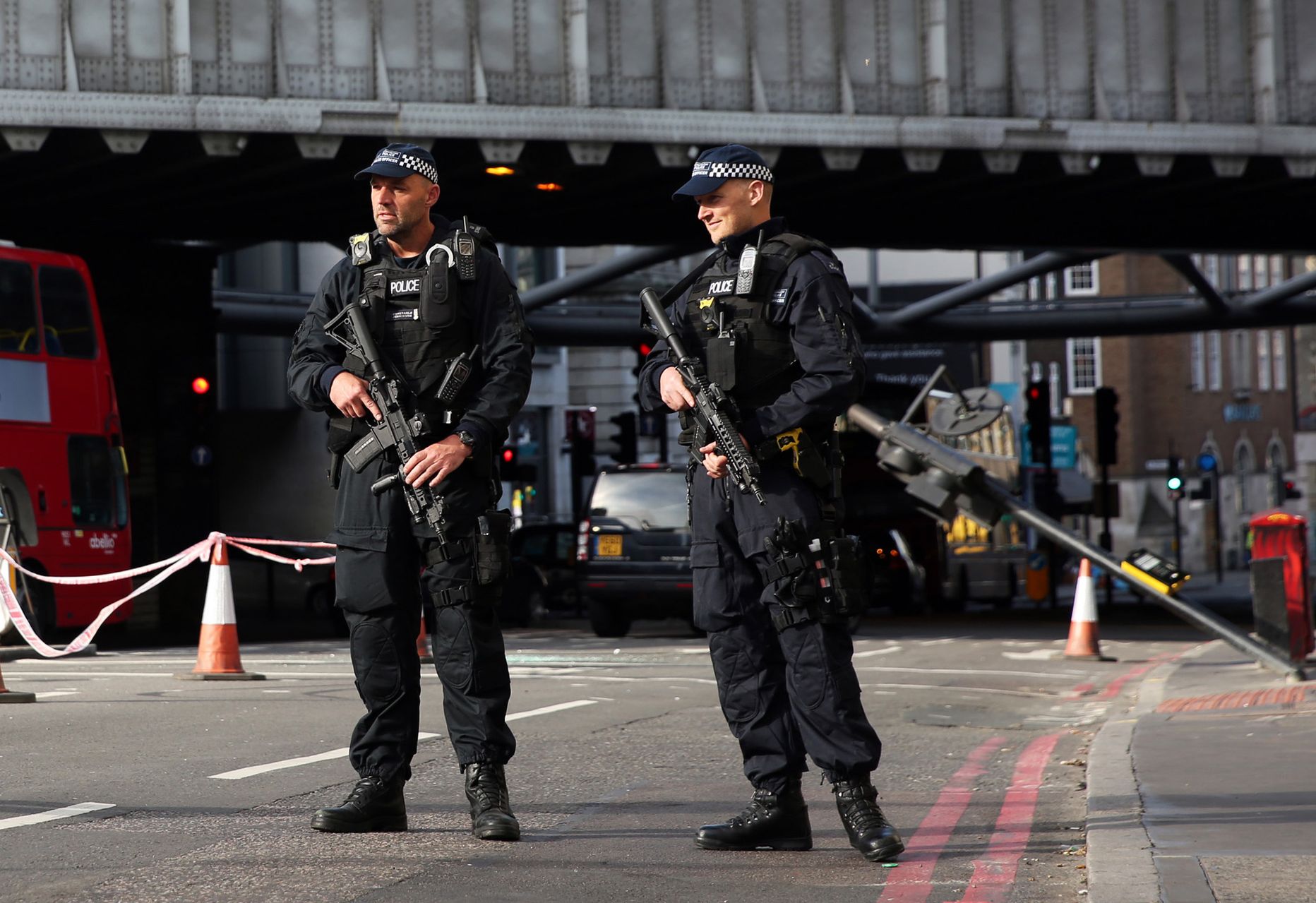 Relvastatud politseinikud Londonis.