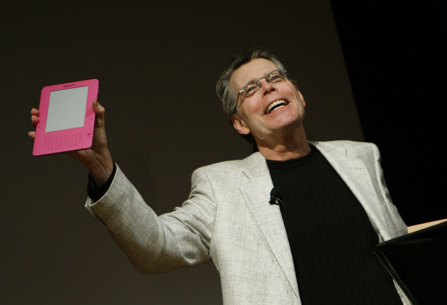 Kirjanik Stephen King hoiab käes lugerit Amazon Kindle 2.