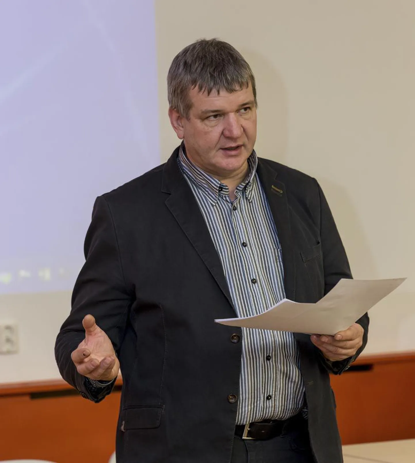 Peaaegu aasta Viljandimaa omavalitsuste liidus tegevjuhina töötanud endine maavanem Lembit Kruuse suundub teisele ametipostile Suure-Jaani ja liit otsib uut tegevjuhti.