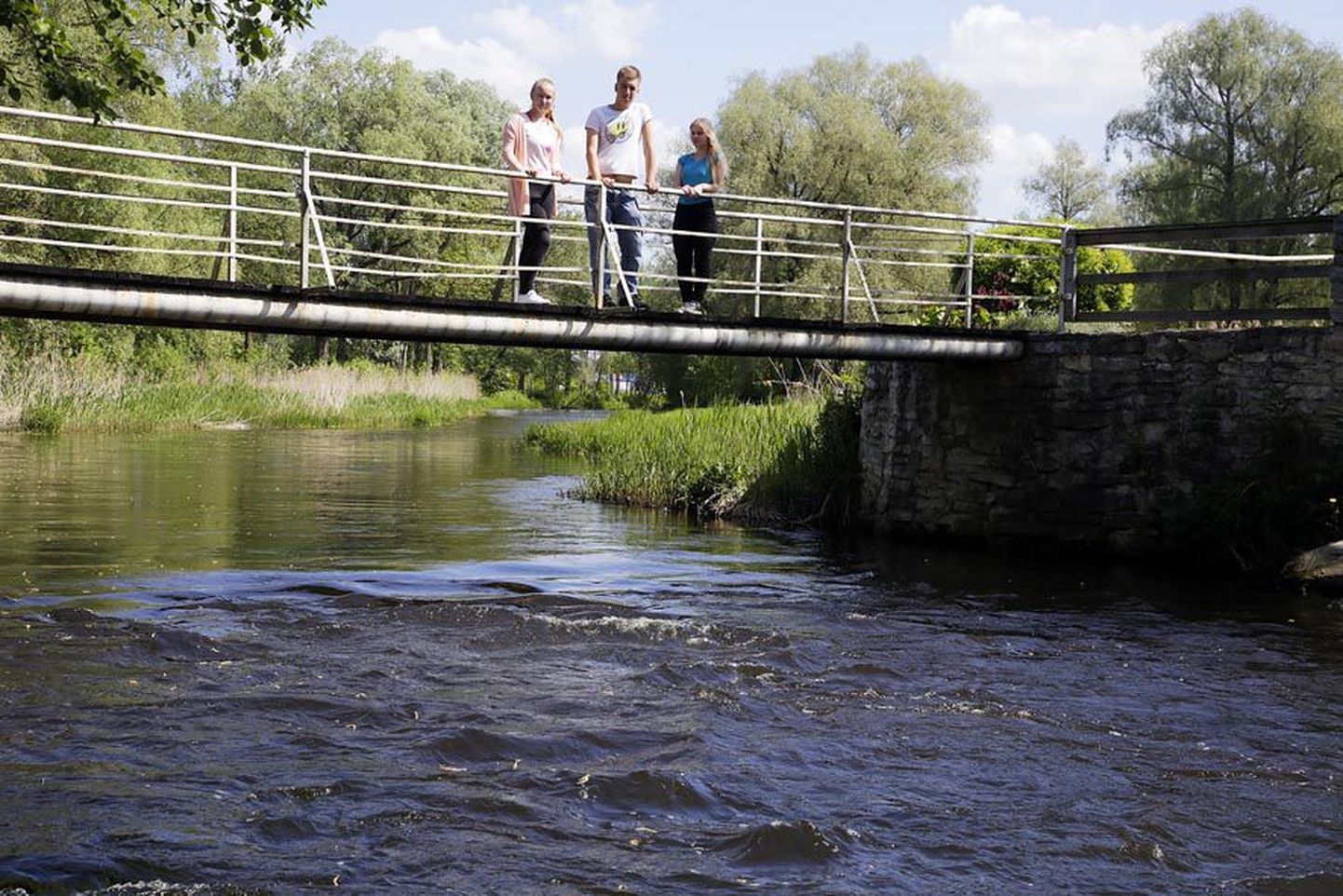 Maris Rodendau (vasakult), Markus Sulg ja Heili Aavola mõõtsid üheks Pärnu jõe kiireima vooluga kohaks oma uurimustöös Veski-Silla.