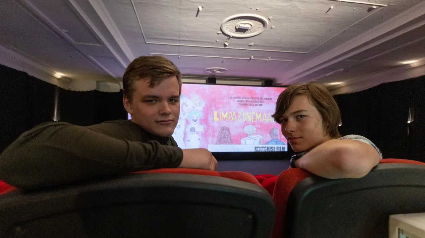 Miina Härma gümnaasiumi abituriendid Hendrik Laanemaa (vasakul) ja Hans Tamme tõdesid tühjas Elektriteatri kinosaalis, et kuigi filmi tegemine ei olnud kerge, siis enda filmi suurel ekraanil vaadata oli kogemus, mida nad millegi vastu ei vahetaks.