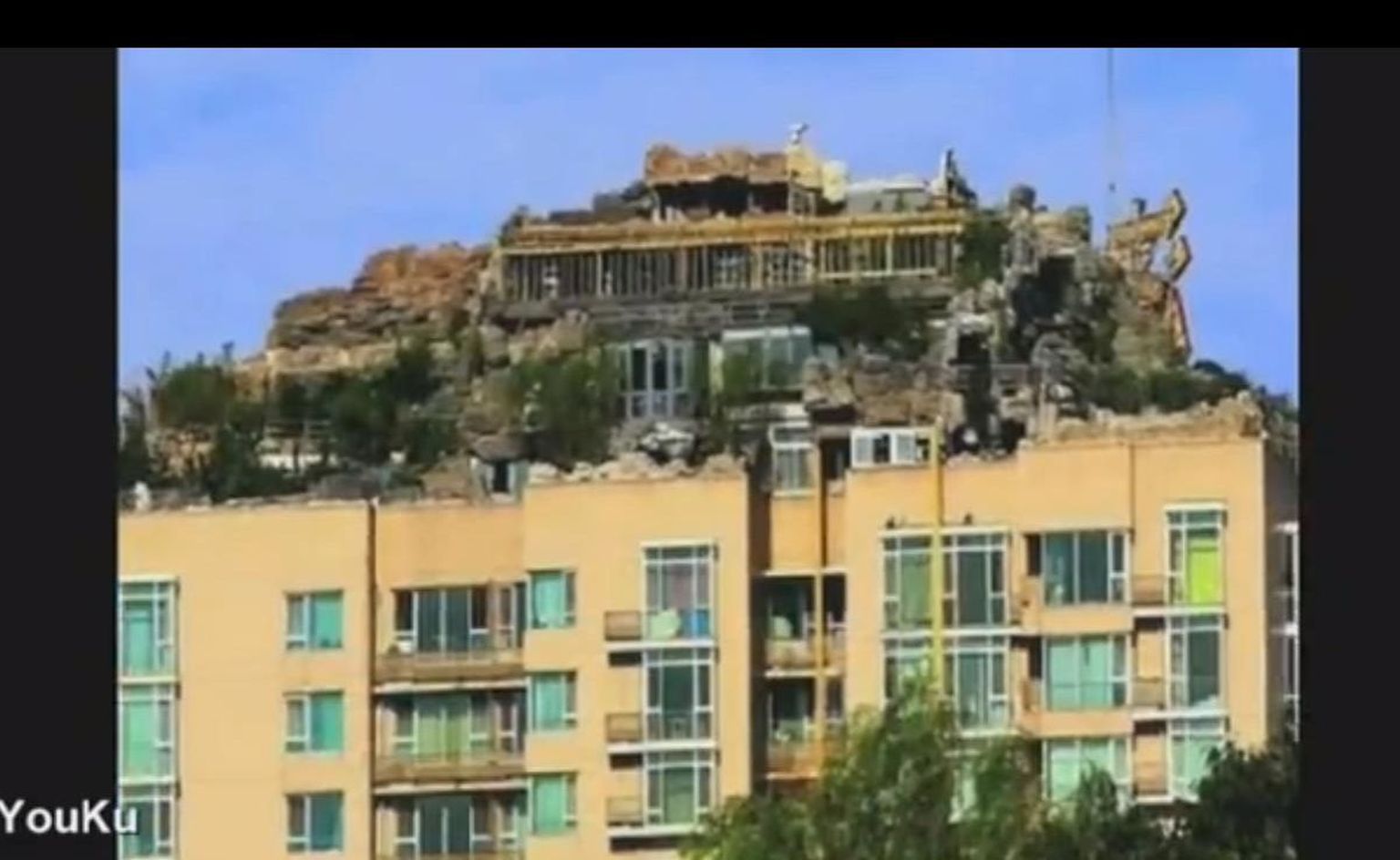 Hiinlane ehitas mägivilla korrusmaja katusele