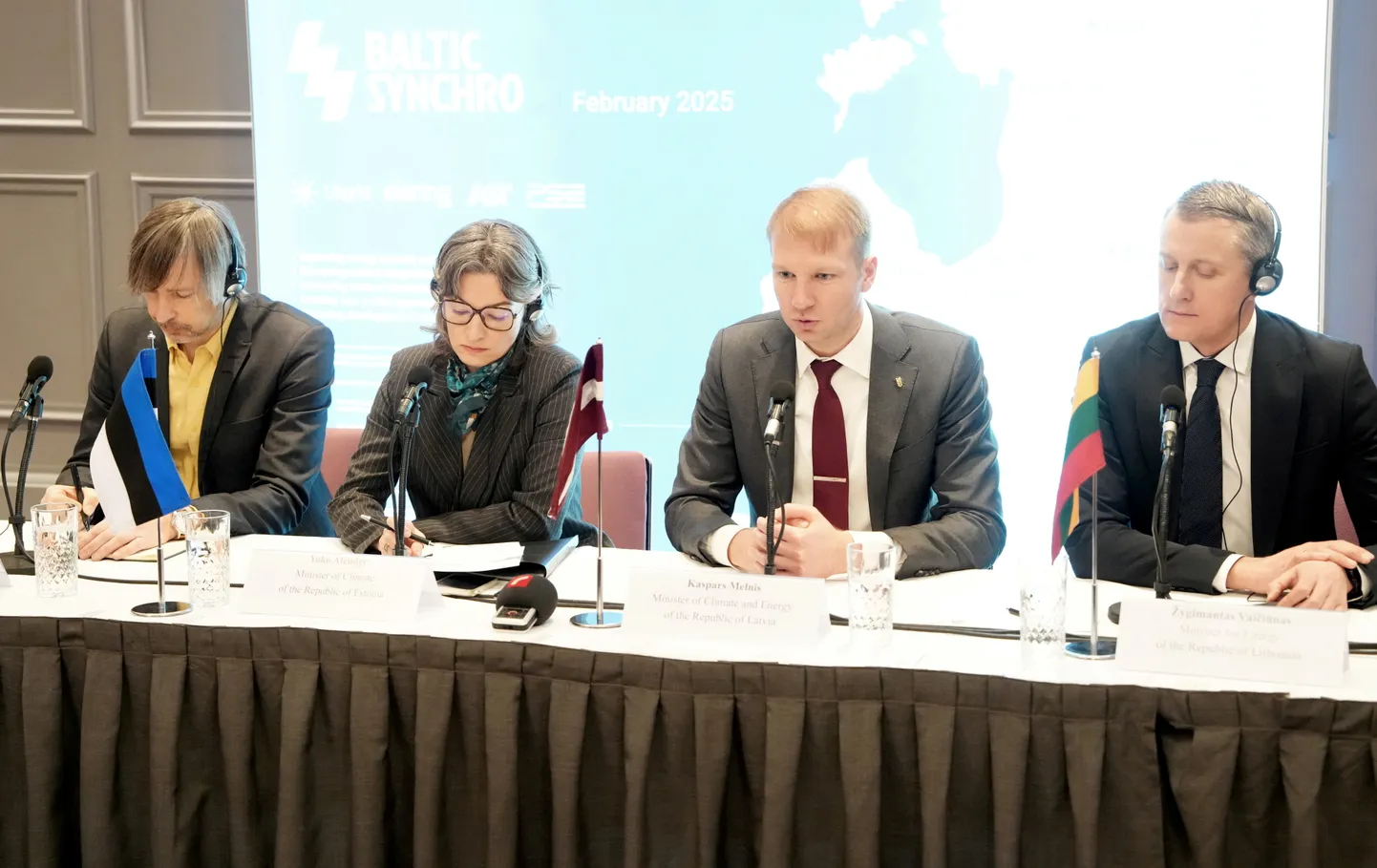Eesti kliimaminister Yoko Alender, Läti kliima- ja energeetikaminister Kaspars Melnis, Leedu energeetikaminister Žygimantas Vaičiūnas ja Poola Kliima- ja keskkonnaministeeriumi kantsler Krzysztof Bolesta ühisel pressikonverentsil.