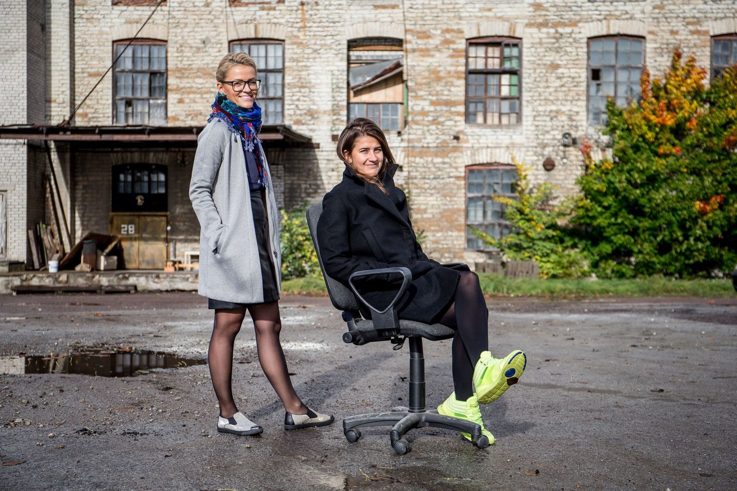 Tallinn Film Wonderlandi tegevjuht Liina-Maria Lepik ja juhatuse liige Evelin Soosaar-Penttilä Balti manufaktuuri hoovil. Taustaks olevast paekivihoonest saab tulevane «imedemaa» büroohoone.